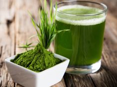 Superpotraviny do vedra: chlorella  a mladý ječmen