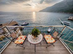 Bohatší Češi víc myslí na důchod. Pořizují domy u moře i v Alpách