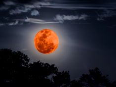 Pozorujte s námi největší zatmění Měsíce a krvavý souboj s Marsem