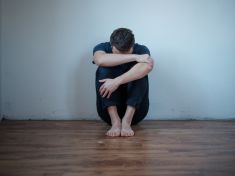 Muži se častěji dostávají do sociální izolace. Neumí vyjadřovat emoce