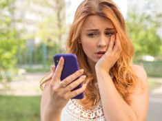 Pokud stalkujete expartnera na Facebooku, z rozchodu se jen tak nevyhrabete