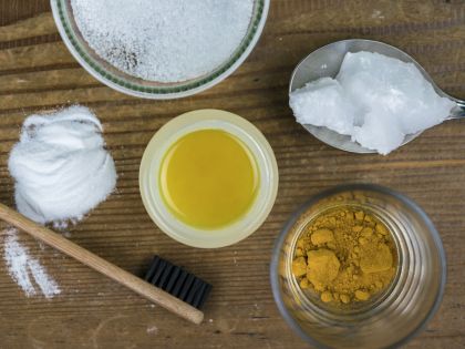 Čtyři recepty na DIY domácí zubní pastu