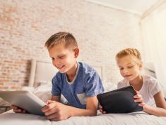 Vaše bedna používá algoritmus, který dětem tvrdí, že země je placatá