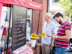 Přijďte na kávu zdarma. Ale musíte slíbit, že uděláte dobrý skutek