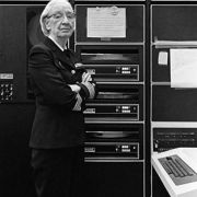 Grace Hopperová (1906-1992): Důstojnice a matka softwaru. Za války se hlásila do boje, ale místo toho ji pověřili vývojem počítače Mark I., pro který vyvinula kompilátor. Měla zásadní vliv na to, že počítačový jazyk COBOL byl založen na angličtině, nikoli strojovém kódu, čímž umožnila rozmach vyšších a univerzálních programovacích jazyků.