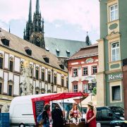 Přijďte na kávu zdarma. Ale musíte slíbit, že uděláte dobrý skutek