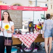 Přijďte na kávu zdarma. Ale musíte slíbit, že uděláte dobrý skutek