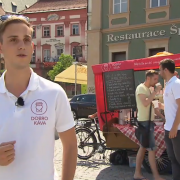 Přijďte na kávu zdarma. Ale musíte slíbit, že uděláte dobrý skutek