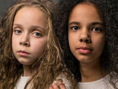 Černo-bílá dvojčata a další skvělé obálky