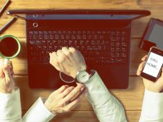 Jsme pořád "busy", ale v práci toho víc neuděláme