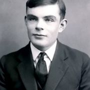 Alan Turing (1912-1954): Kryptoanalytik, který vymyslel Turingův test (CAPTCHA). Za války luštil kód Enigma, později psal o umělé inteligenci a napsal test, jak rozeznat umělou inteligenci od člověka. Jeho zjednodušená verze CAPTCHA dodnes na webu slouží jako způsob, jak odlišit uživatele od robotů.