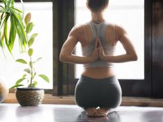 S detoxikací mysli pomůže hormonální jóga nebo květinová esence