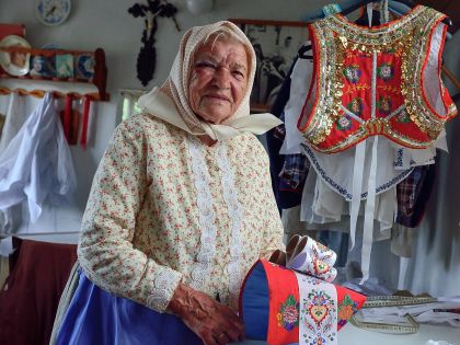 Podlužácká krojová královna: V 97 letech ovládá bravurně jehlu, motyku i mobil