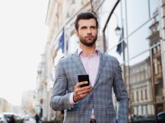 Proč tak rádi „venčíme“ telefony, i když je nepotřebujeme