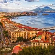Vidět Neapol a nezemřít: snivá pozvánka na výlet do jihoitalského města