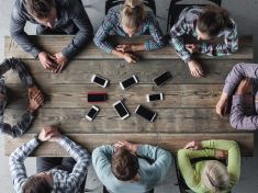 Proč je dobré před poradou vybrat mobily a laptopy do košíčku