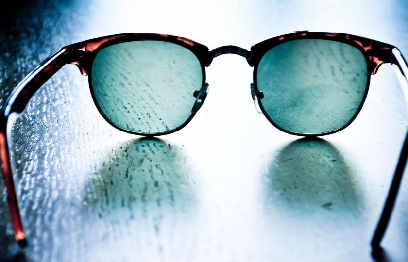 Abyste oči ochránili před sluncem, stačí málo: Třeba odložit sluneční brýle