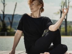 O józe, nezdravém důrazu na výkon a síle objetí Matky Ammy 