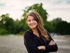 Nebuďte snadný „úlovek“. Násilí na ženě začíná, ještě než se jí agresor dotkne