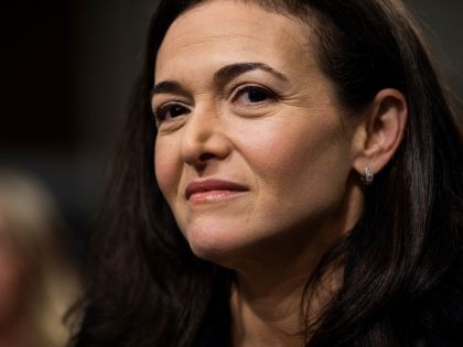 Jděte si za svým, krvelačně a bez skrupulí, vzkazuje ženám Sheryl Sandbergová