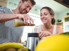 Chcete zhubnout bez námahy? Podstrčte dietu svému partnerovi
