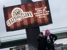 Rozhovor: Proč blázniví klauni krmí pivo krevetami či kiwi