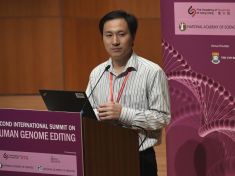 Číňan upravil dvěma dětem DNA a zmizel. Je to pirát, nebo hrdina? 