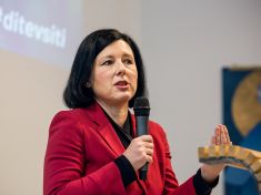 Věra Jourová: Co je zakázané offline, musí být zakázané i online