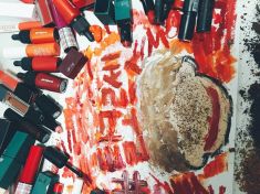 Korejky řekly drahé kráse dost. Hromadně ničí své make-upy