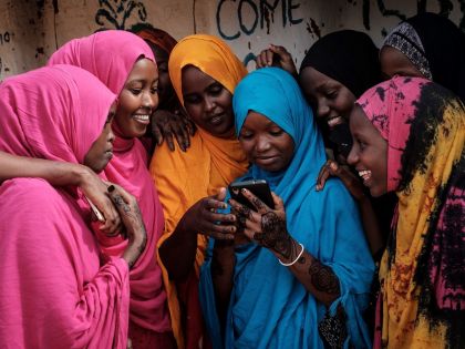 V Africe zakazují dívkám telefony. Je to i kvůli nechtěnému těhotenství
