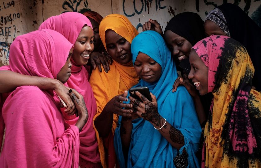 V Africe zakazují dívkám telefony. Je to i kvůli nechtěnému těhotenství