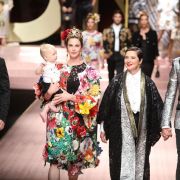 Na přehlídce Dolce&Gabbana na letošním Milan Fashion Week, zleva: Caleb Lane, dcera Elettra Rosselliniová, vnuk Ronin Lane, Isabella Rosselliniová a adoptovaný syn Roberto Rossellini