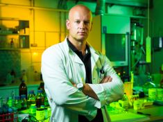 Britský chemik zkoumá u Prahy molekuly, které pomohou uzdravit planetu