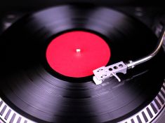 Po vinylových deskách je takový hlad, že je nemá kdo lisovat
