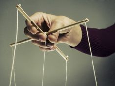 Jak poznat manipulátora? Jde o "přítele", který chce víc, než nabízí