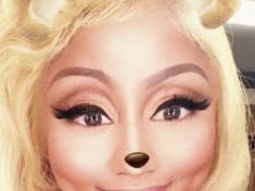 Teenageři chodí na plastiky, aby se podobali svým selfie na Snapchatu