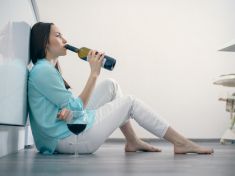 Piju, protože se chci zničit. I když je vyléčení na dosah