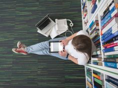 Teenageři místo čtení knih textují a tráví čas na sociálních sítích