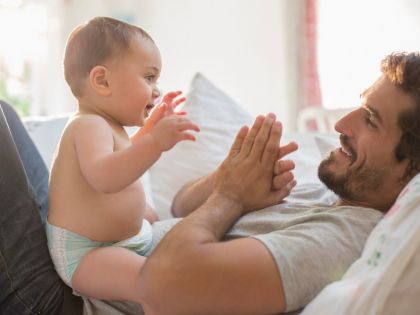 Mluvit se děti učí od mámy, ale slovní zásobu jim dá táta