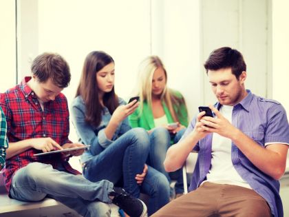 I sami teenageři vědí, že to s používáním mobilů přehánějí