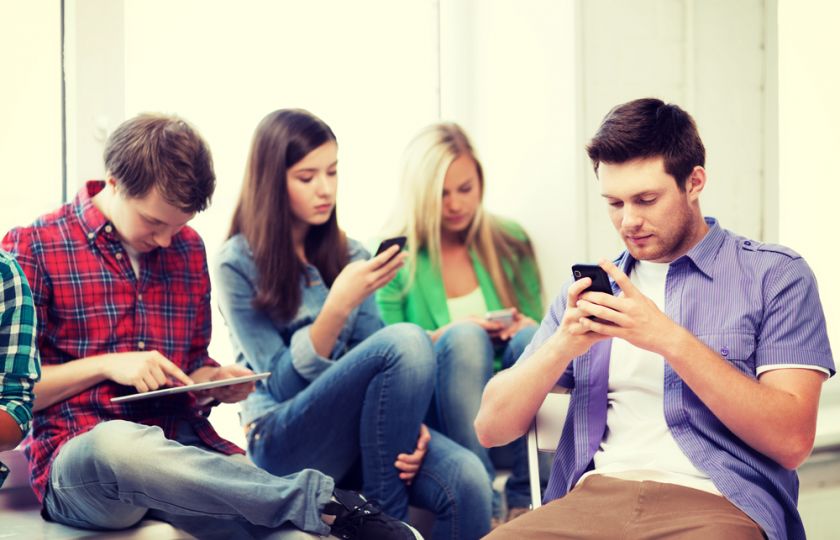 I sami teenageři vědí, že to s používáním mobilů přehánějí