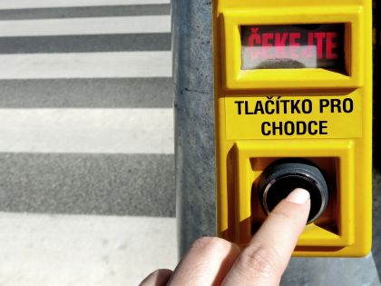 Marné mačkání u semaforu: I vaše město je plné tlačítek, která nefungují