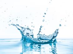 Superčistá voda pomohla odhalit, proč samočisticí povrchy nefungují