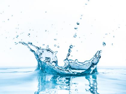Superčistá voda pomohla odhalit, proč samočisticí povrchy nefungují