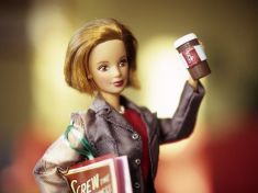 Barbie je 60 let. V rámci genderové politiky se stala astrofyzičkou