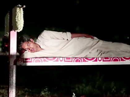 V Pákistánu se dá spát na billboardech, které se mění v postele