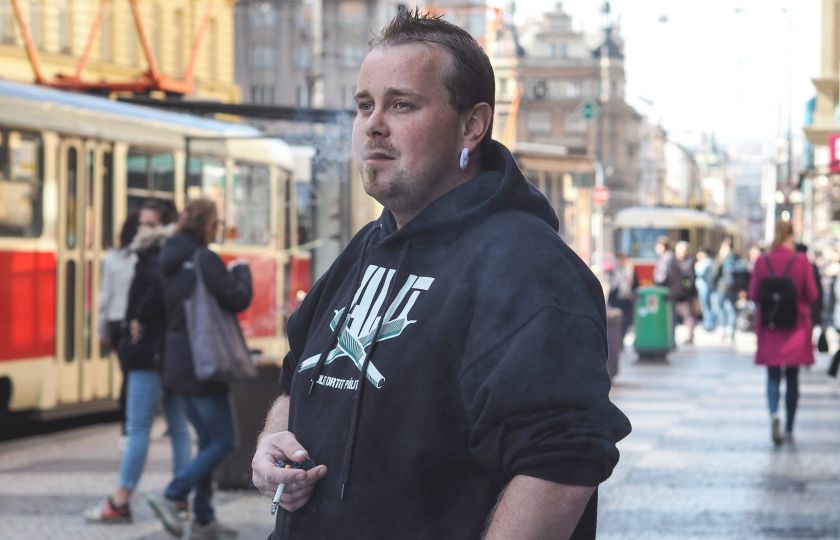 V Praze se dají vyžebrat dva tisíce za půl hodiny, říká bývalý bezdomovec