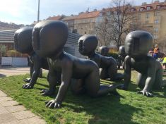 Na Žižkově už zase věší mimina. Ty od Davida Černého