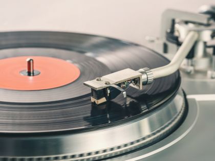Je horší vinyl, nebo cédéčko? Planetu ničí i hudební streaming