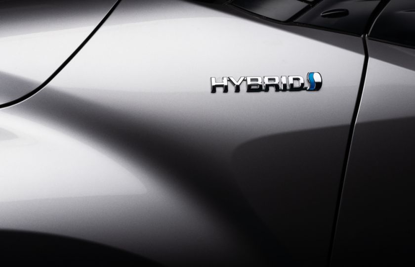 Toyota lobuje za hybridy: Jsou prý víc eko než elektromobily
